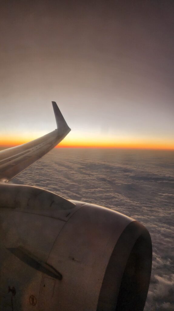 대만 가오슝에서 돌아오는 비행 중 만난 노을